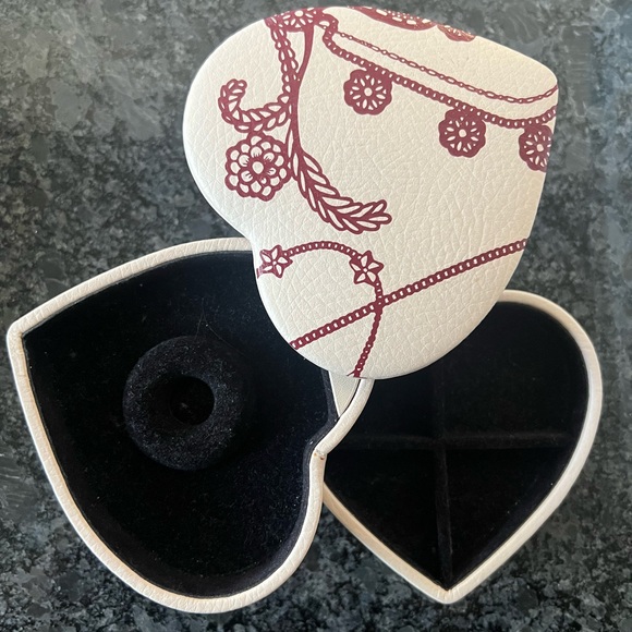 Pandora Leather two-tiered Jewelry Box - Picture 2 of 5